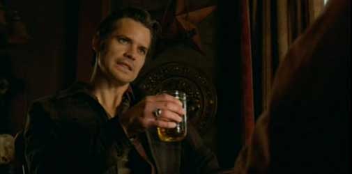 justified-raylan-drinks.jpg